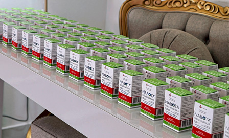 Aplicação de Botox na testa de uma paciente para suavizar rugas.