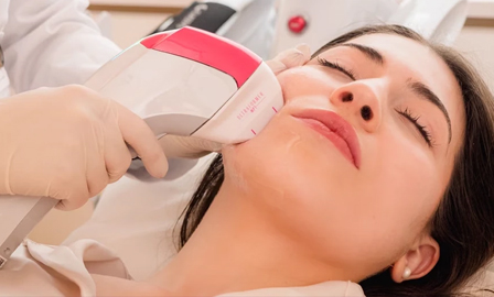 Tratamento facial com o aparelho Ultraformer MPT.